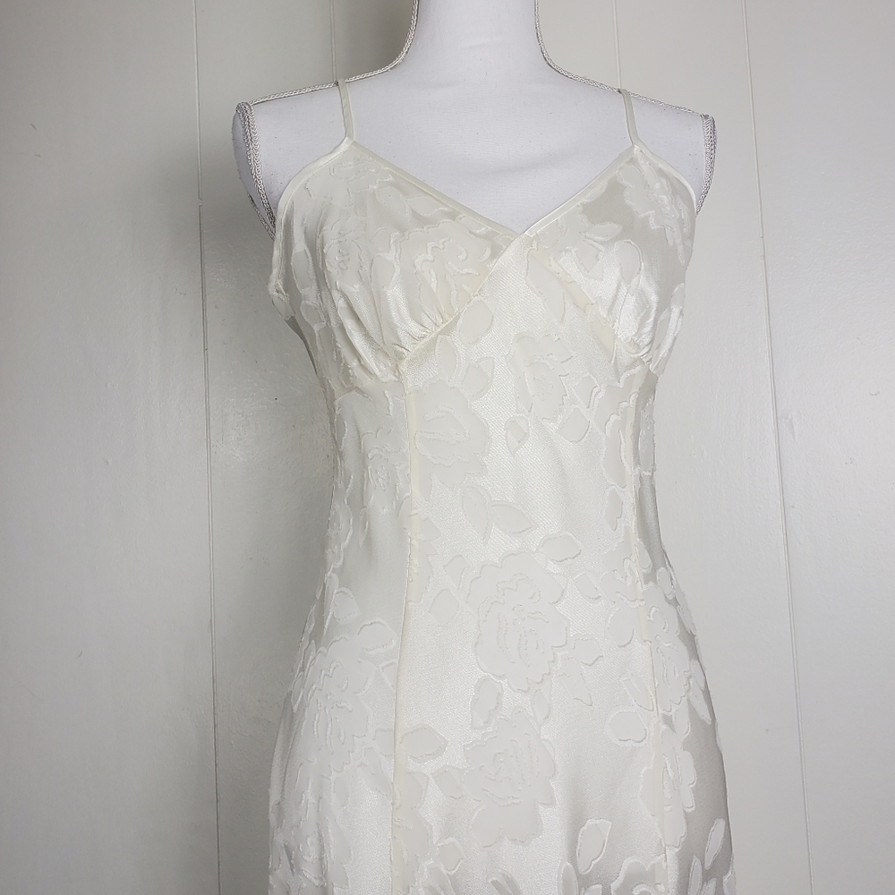 Vintage gold label nightgown with 23.5" slit, subtle floral sexy chemise medium - Picture 10 of 13